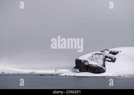 Impressione della costa vicino al porto di Mikkelsen, sulla penisola Antartica Foto Stock