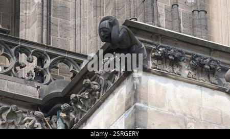 Intricato stile gotico in un edificio storico della cattedrale Foto Stock