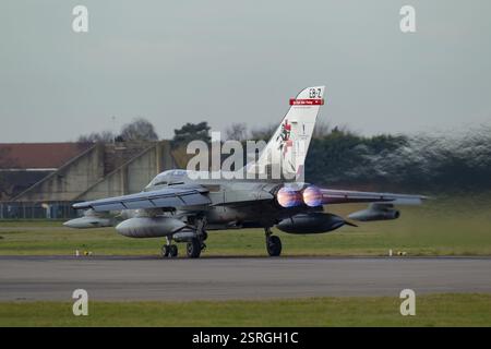 Gli aerei Panavia Tornado della RAF Royal Air Force colorano una pista in procinto di decollare, Inghilterra, Regno Unito, Europa Foto Stock