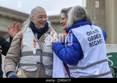 I nonni contro la destra parlano al venerdì per il futuro sciopero del clima. Centro: Marion Fabian, che era anche attivo con l’ultima generazione. Brande Foto Stock