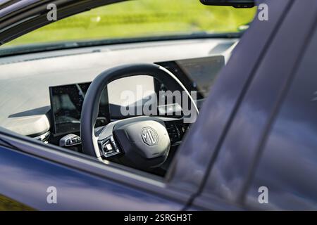 Vista dalla finestra degli interni moderni di un'auto con volante e schermi, condivisione e-car, Deer Mobility, MG4, Calw, Germania, Europa Foto Stock