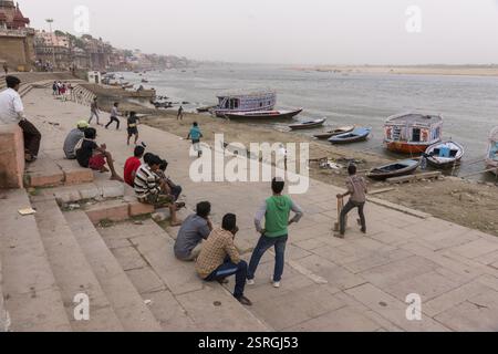 I bambini a giocare a cricket sulla ghats, Varanasi, Uttar Pradesh, India, Asia Foto Stock