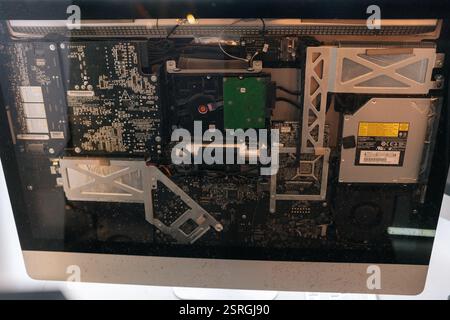 Primo piano di complessi componenti interni del computer nettop, che mostrano la complessità di scheda madre, disco rigido, sistema di raffreddamento, componenti elettronici. Foto Stock