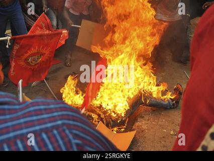 Naam Tamilar attivista Partito Vignesh impostare se stesso variopinto anti-Karnataka protesta conto di Cauvery problema acqua, a Chennai Foto Stock