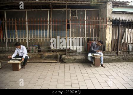Typist sitting Pavement, Mumbai, Maharashtra, India, Asia Foto Stock