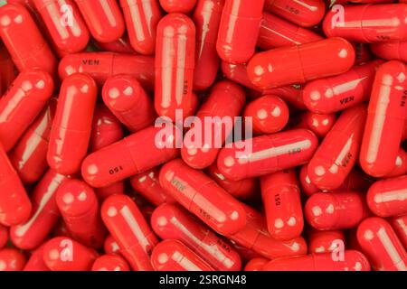 Un mucchio di droghe, pillole. Compresse mediche rosse. Il concetto di uso eccessivo dei farmaci Foto Stock