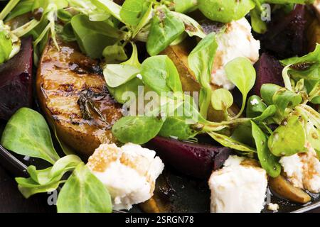 Insalata di barbabietola arrosto, pera, lattuga di agnello, formaggio Foto Stock