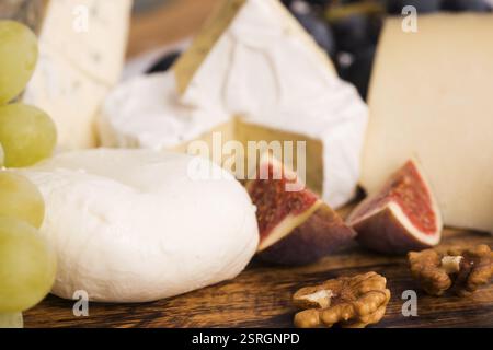 Assortimento di formaggi con frutta e uva Foto Stock
