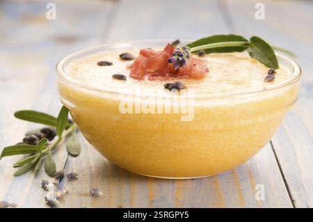 Zuppa di melone fresca con prosciutto di parma e fiore di lavanda, POLONIA Foto Stock