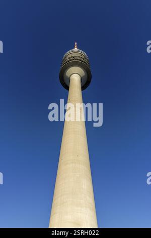 Torre Olimpica con cielo azzurro sullo sfondo, nel Parco Olimpico, Monaco, alta Baviera, Baviera, Germania, Europa Foto Stock