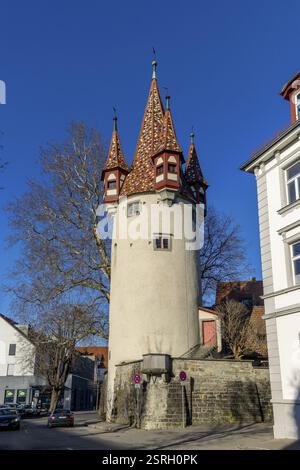 Torre dei ladri con splendido tetto a punta con piastrelle colorate del 1380, con cielo blu sullo sfondo, nella città vecchia, Lindau sul lago di Costanza Foto Stock