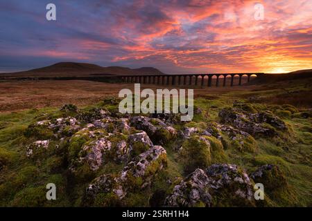 Splendido tramonto sul viadotto ferroviario Ribblehead con pavimentazione in pietra calcarea, Yorkshire Dales, Regno Unito. Foto Stock