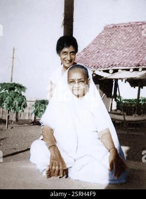 Kasturba Gandhi con Rajkumari Amrit Kaur a Sevagram Ashram, Wardha, Maharashtra, India, Asia, 1941, Asia Foto Stock