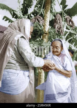 Kasturba Gandhi riceve la presente a Sevagram Ashram, Wardha, Maharashtra, India, Asia, 1942, Asia Foto Stock