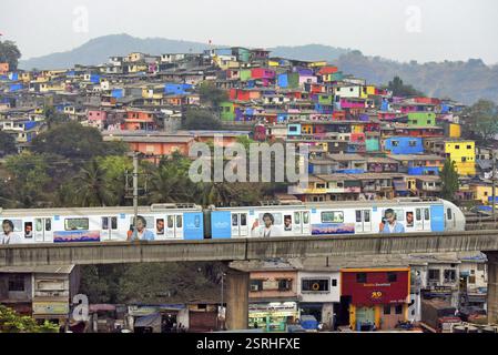 Treno della metropolitana vicino Asalpha stazione ferroviaria, Mumbai, Maharashtra, India, Asia Foto Stock