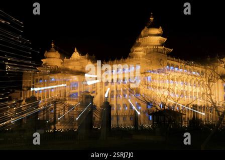 Edifici Vidhan-Soudha, colori colorati, cupole esterne, cupole esterne, illuminate orizzontalmente, punti di riferimento dell'India, illuminazione, vista notturna, vecchia architettura Foto Stock