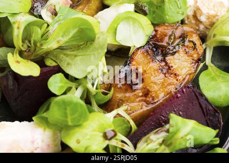 Insalata di barbabietola arrosto, pera, lattuga di agnello, formaggio Foto Stock