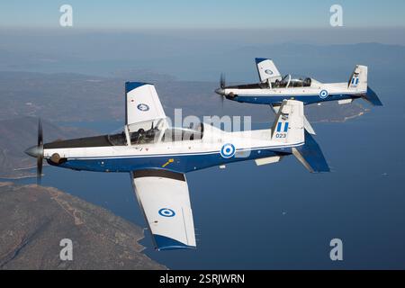 Hellenic Air Force T-6 Texan II effettuando un volo di addestramento. Istruttore turboelica, sistema di addestramento pilota avanzato. Foto Stock