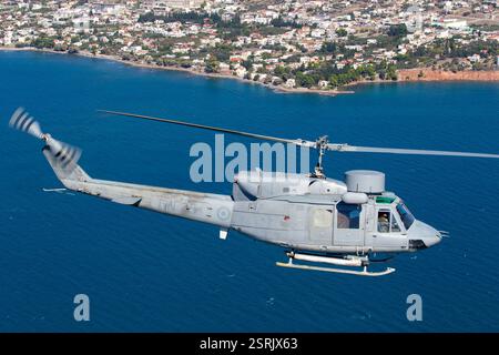 Hellenic Navy AB212: Elicottero multiuso bimotore, utilizzato per la ricerca e il salvataggio, il trasporto e le operazioni navali. Foto Stock