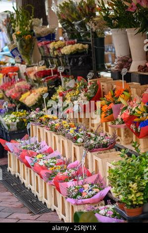 Ci sono molti bei mazzi in un mercato di fiori in Francia Foto Stock