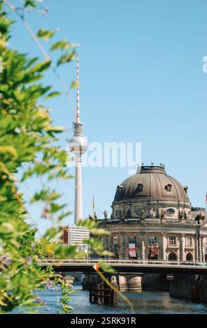 Vista del Museo Bode e Fernsehturm in un giorno di sole a Berlino, Germania Foto Stock