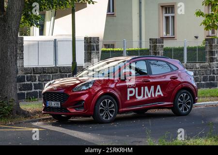 OSTRAVA, CECHIA - 2 OTTOBRE 2023: Crossover Ford Puma rossa parcheggiata in strada Foto Stock