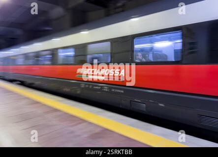 BOLOGNA, ITALIA - 27 OTTOBRE 2024: Treno ad alta velocità RED Frecciarossa ETR 1000 della compagnia Trenitalia presso la stazione centrale di Bologna centrale, pesante moti Foto Stock