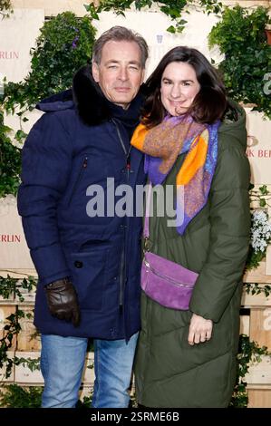 Jan Sosniok mit Ehefrau Nadine bei der Medienboard Party 2025 im Rahmen der Berlinale 2025 am Holzmarkt. Berlino, 15.02.2025 *** Jan Sosniok con la moglie Nadine al Medienboard Party 2025 come parte della Berlinale 2025 a Holzmarkt Berlino, 15 02 2025 foto:XC.xTamckex/xFuturexImagex mbb 5379 Foto Stock
