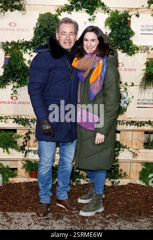 Jan Sosniok mit Ehefrau Nadine bei der Medienboard Party 2025 im Rahmen der Berlinale 2025 am Holzmarkt. Berlino, 15.02.2025 *** Jan Sosniok con la moglie Nadine al Medienboard Party 2025 come parte della Berlinale 2025 a Holzmarkt Berlino, 15 02 2025 foto:XC.xTamckex/xFuturexImagex mbb 5378 Foto Stock