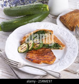Bistecche alla griglia con sacchetto di pasta sfoglia e zucchine Foto Stock