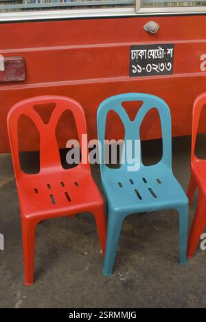 Sedie per sedersi all'esterno della banchina di cibo vicino al Museo Nazionale, Dacca, Bangladesh, Asia Foto Stock