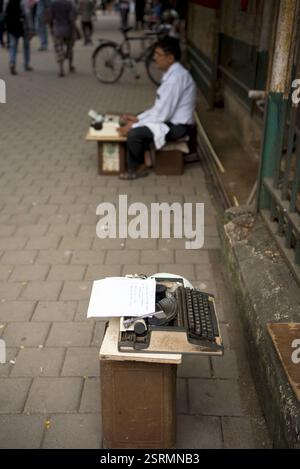 Typist sitting Pavement, Mumbai, Maharashtra, India, Asia Foto Stock