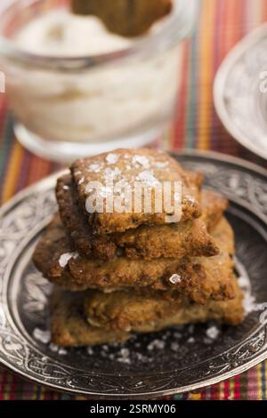 Cracker spagnoli con olive nere e acciughe Foto Stock
