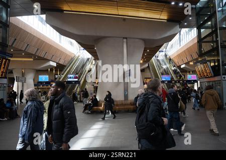 Pendolari alla stazione di London Bridge, utilizzando scale mobili e piattaforme 6 e 7. Architettura moderna. Foto Stock