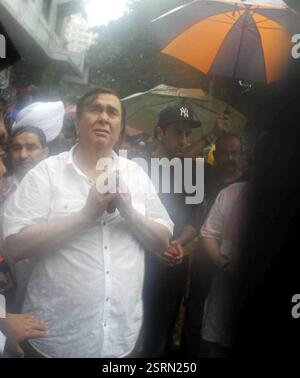 Gli attori di Bollywood Randhir Kapoor Ranbir Kapoor partecipare processione idolo di immersione Signore Ganesh Mumbai Foto Stock