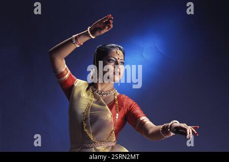 Ballerino che esegue la danza classica kathak dell'India MR#332 Foto Stock