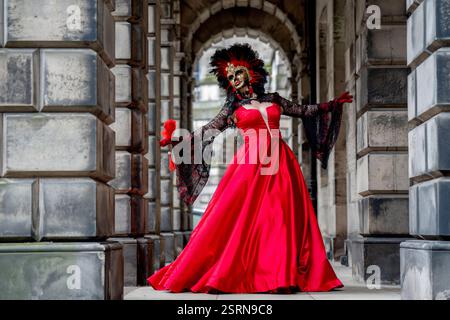 La creatrice di maschere di Edimburgo Lorraine Pritchard indossa una delle sue nuove creazioni di maschere veneziane, che saranno indossate e esposte al Carnevale di Venezia, che inizia il 21 febbraio e prosegue fino al 4 marzo. Lorraine ha studiato modellismo al Glasgow College of Building and Printing e produzione di maschere veneziane a Firenze. Viaggia a Venezia ogni anno per essere una "maschera", indossando diverse maschere che ha progettato come una mostra dal vivo del suo lavoro. Data foto: Domenica 16 febbraio 2025. Foto Stock