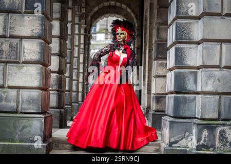 La creatrice di maschere di Edimburgo Lorraine Pritchard indossa una delle sue nuove creazioni di maschere veneziane, che saranno indossate e esposte al Carnevale di Venezia, che inizia il 21 febbraio e prosegue fino al 4 marzo. Lorraine ha studiato modellismo al Glasgow College of Building and Printing e produzione di maschere veneziane a Firenze. Viaggia a Venezia ogni anno per essere una "maschera", indossando diverse maschere che ha progettato come una mostra dal vivo del suo lavoro. Data foto: Domenica 16 febbraio 2025. Foto Stock