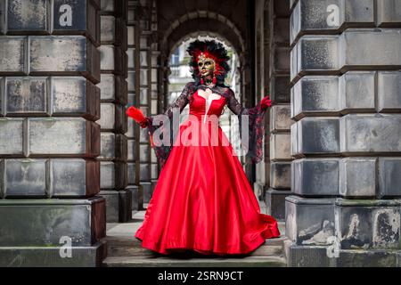 La creatrice di maschere di Edimburgo Lorraine Pritchard indossa una delle sue nuove creazioni di maschere veneziane, che saranno indossate e esposte al Carnevale di Venezia, che inizia il 21 febbraio e prosegue fino al 4 marzo. Lorraine ha studiato modellismo al Glasgow College of Building and Printing e produzione di maschere veneziane a Firenze. Viaggia a Venezia ogni anno per essere una "maschera", indossando diverse maschere che ha progettato come una mostra dal vivo del suo lavoro. Data foto: Domenica 16 febbraio 2025. Foto Stock