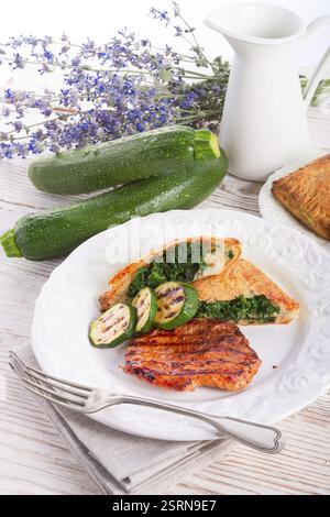 Bistecche alla griglia con sacchetto di pasta sfoglia e zucchine Foto Stock