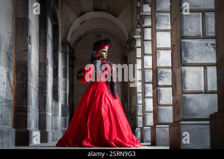 La creatrice di maschere di Edimburgo Lorraine Pritchard indossa una delle sue nuove creazioni di maschere veneziane, che saranno indossate e esposte al Carnevale di Venezia, che inizia il 21 febbraio e prosegue fino al 4 marzo. Lorraine ha studiato modellismo al Glasgow College of Building and Printing e produzione di maschere veneziane a Firenze. Viaggia a Venezia ogni anno per essere una "maschera", indossando diverse maschere che ha progettato come una mostra dal vivo del suo lavoro. Data foto: Domenica 16 febbraio 2025. Foto Stock
