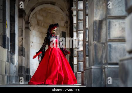 La creatrice di maschere di Edimburgo Lorraine Pritchard indossa una delle sue nuove creazioni di maschere veneziane, che saranno indossate e esposte al Carnevale di Venezia, che inizia il 21 febbraio e prosegue fino al 4 marzo. Lorraine ha studiato modellismo al Glasgow College of Building and Printing e produzione di maschere veneziane a Firenze. Viaggia a Venezia ogni anno per essere una "maschera", indossando diverse maschere che ha progettato come una mostra dal vivo del suo lavoro. Data foto: Domenica 16 febbraio 2025. Foto Stock
