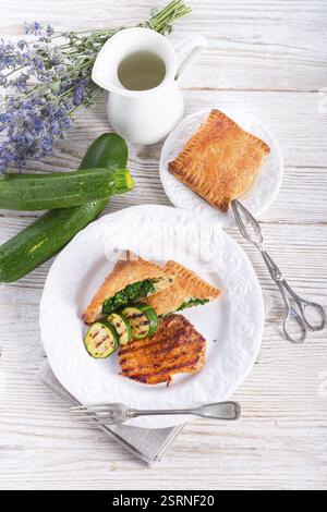 Bistecche alla griglia con sacchetto di pasta sfoglia e zucchine Foto Stock