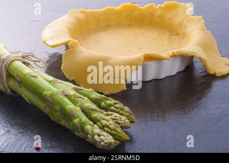 Preparazione di asparagi verdi Foto Stock