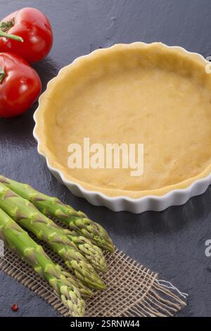 Preparazione di asparagi verdi Foto Stock
