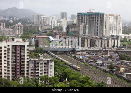 Treno locale che passa alla stazione kanjurmarg, Mumbai, Maharashtra, India, Asia Foto Stock