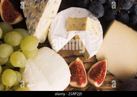 Assortimento di formaggi con frutta e uva Foto Stock