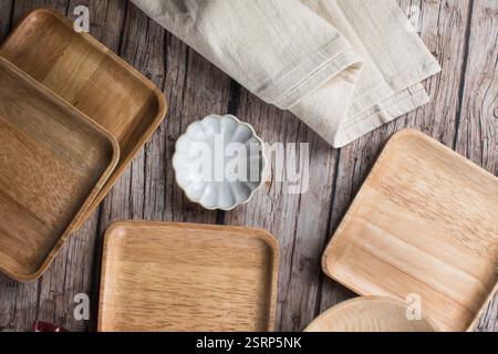 Svuotare le piastre di legno su un tavolo di legno. Foto Stock