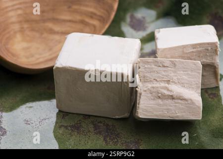 Tavola da servire di lievito pressato fresco, fuoco selettivo Foto Stock