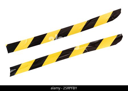 Nastro barricato giallo e nero su sfondo bianco con percorso di ritaglio Foto Stock